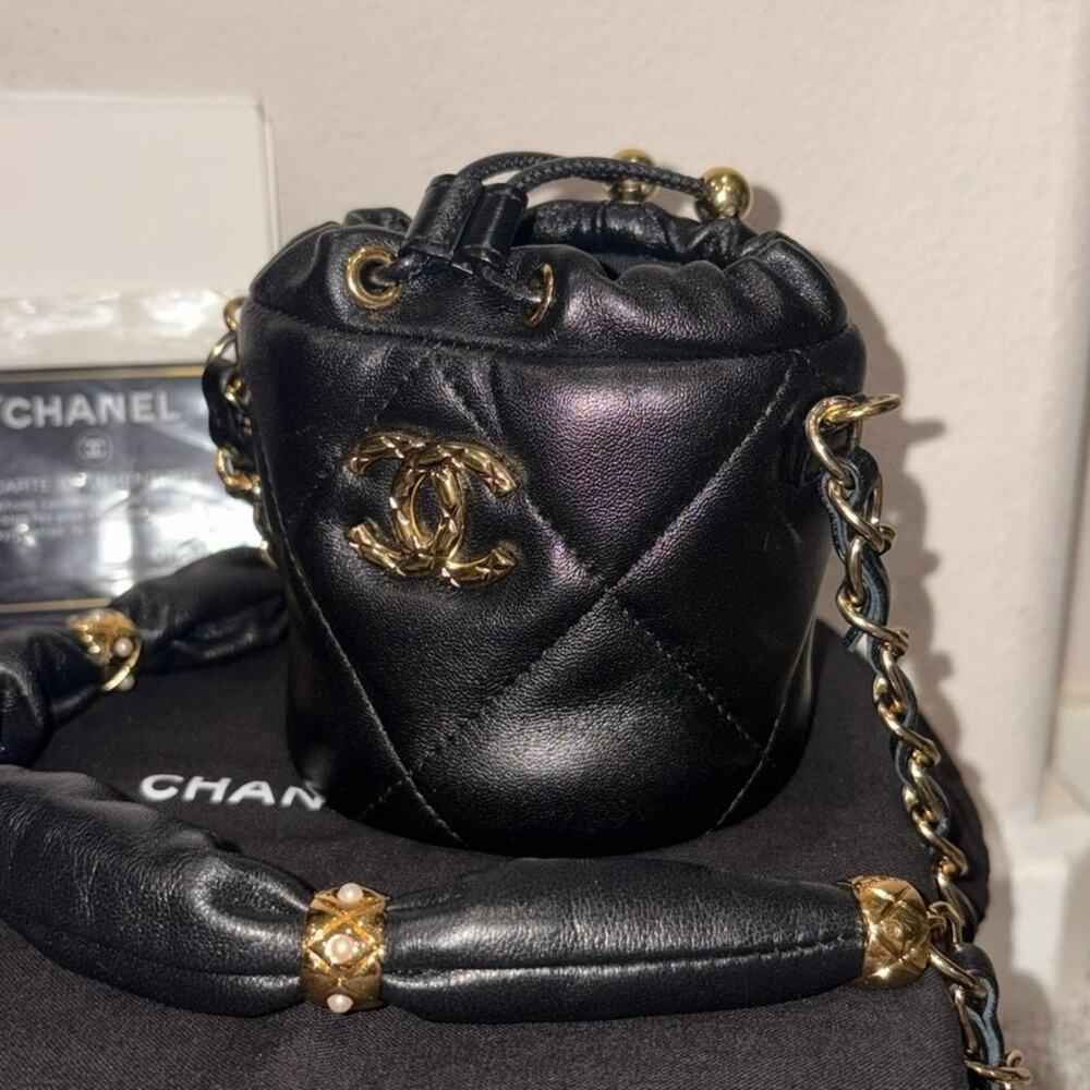 Authentic CHANEL Matelasse CC Logo Chain Mini Pouch Bag Black Lambskin Full Set - Picture 6 of 16